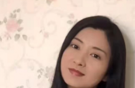 演员斓曦在某短视频平台上晒出一小段视频披着长发对着镜头微笑